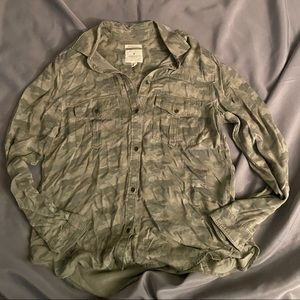 AMERICAN EAGLE camo button down Women’s Medium